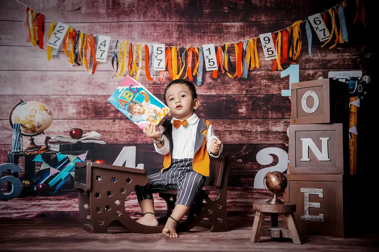https://dx21q3b76hjv4.cloudfront.net/images/new/themes/graduation-day/3-year-baby-photoshoot.webp