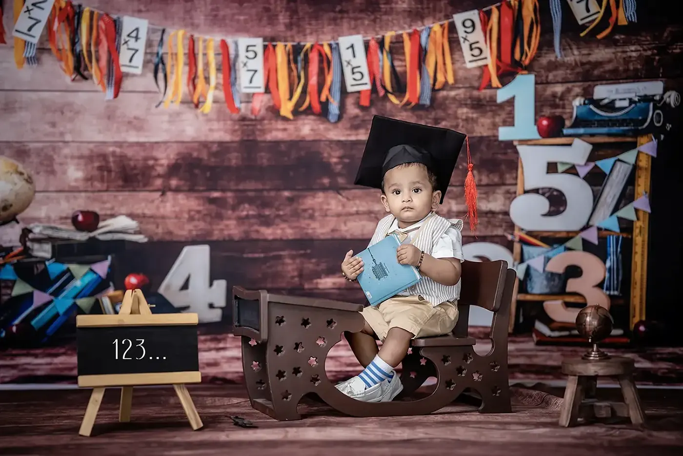 https://dx21q3b76hjv4.cloudfront.net/images/new/themes/graduation-day/baby-photoshoot-1-year.webp