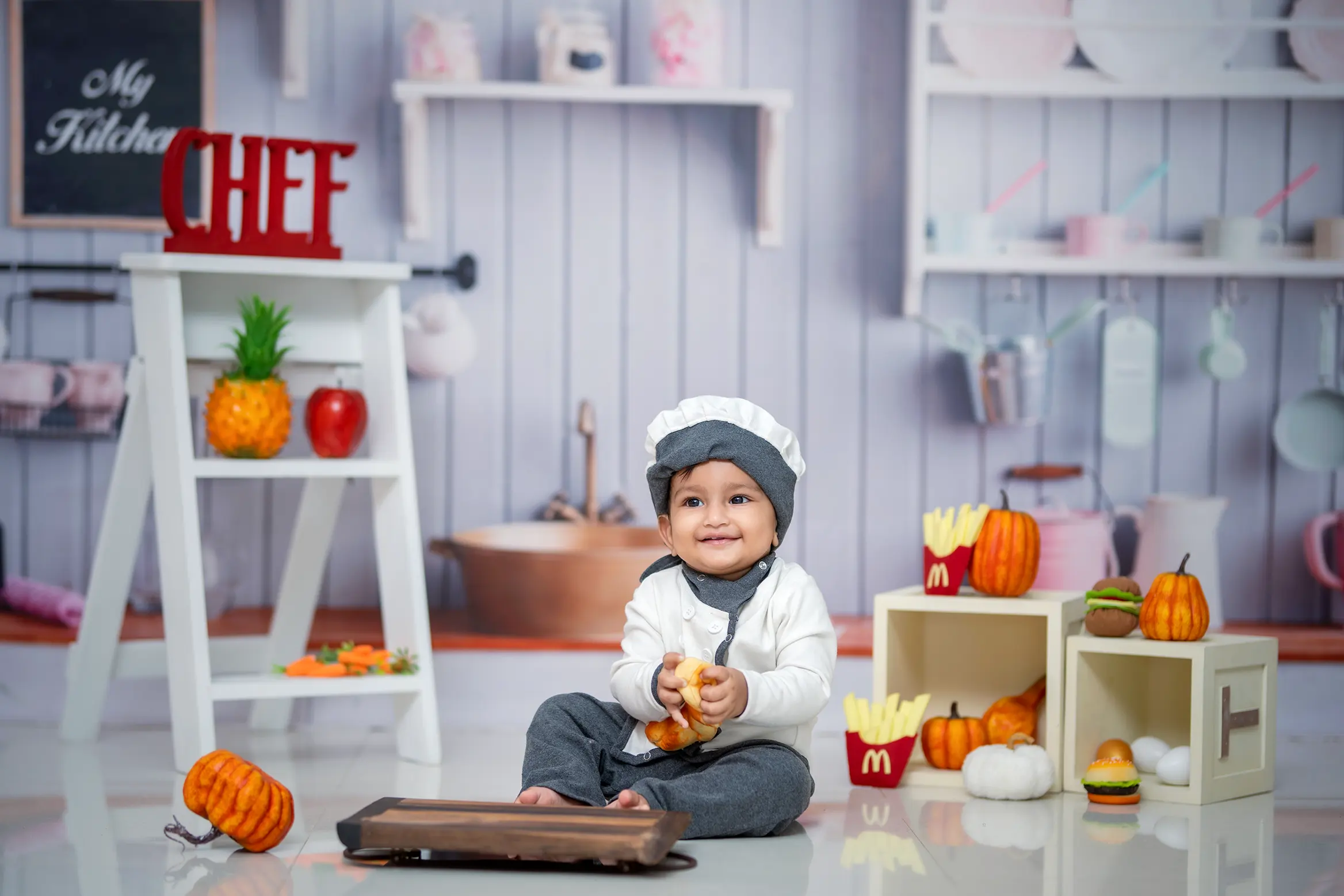 https://dx21q3b76hjv4.cloudfront.net/images/new/themes/my-kitchen/baby-photoshoot-in-chef-theme.webp