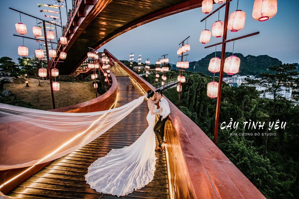 Cặp đôi chụp ảnh cưới tại Cầu Tình Yêu, Sun World Hạ Long