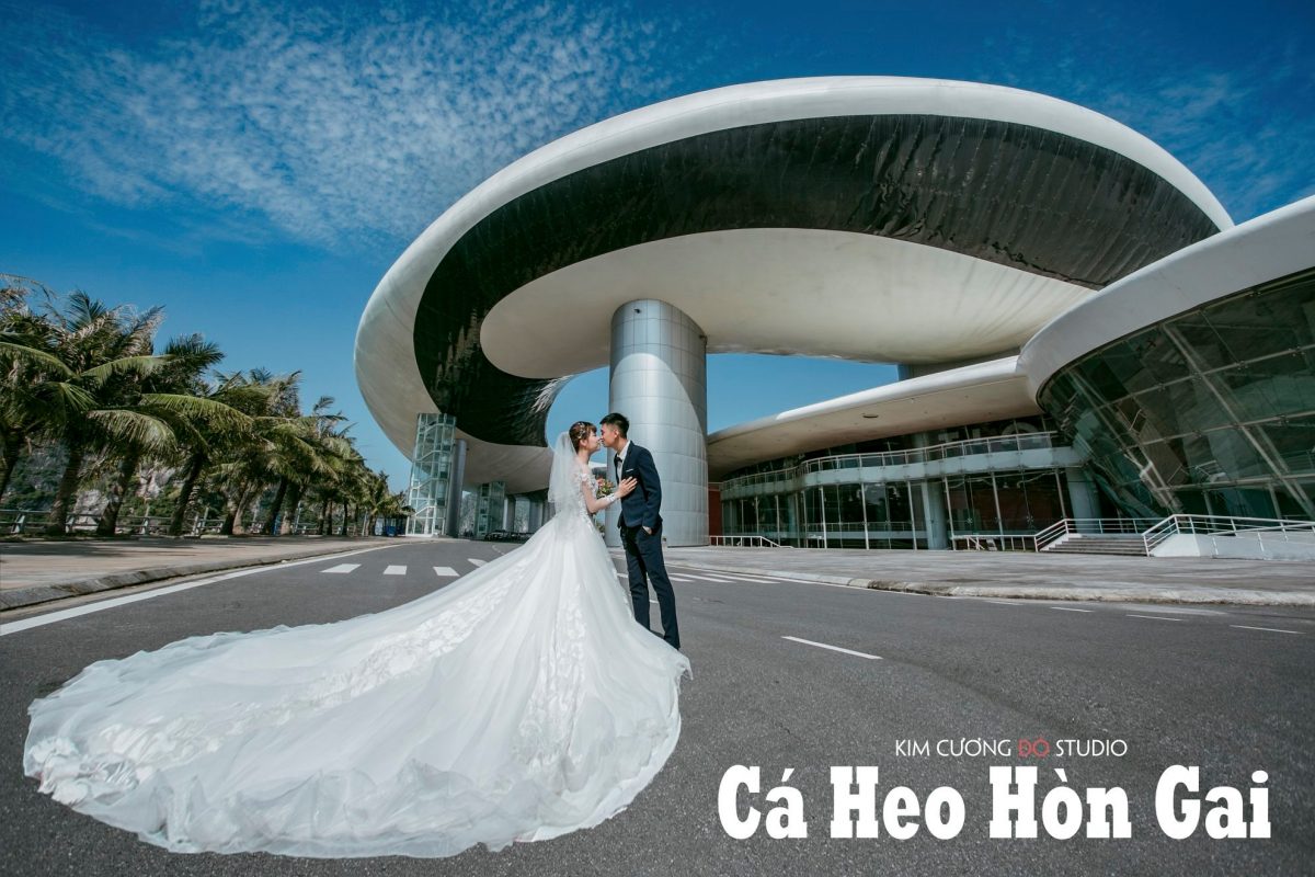 Cặp đôi chụp ảnh cưới tại Cung cá heo (Cung triển lãm quy hoạch Hạ Long)