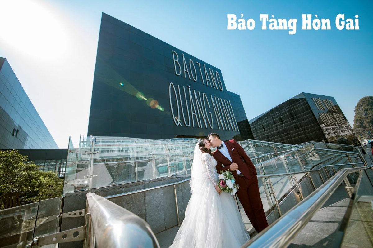 Cặp đôi chụp ảnh cưới tại Bảo tàng Quảng Ninh