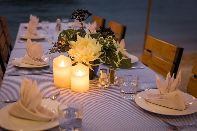 Bữa ăn tối trên bãi biển đảo Tự do Freedom Island