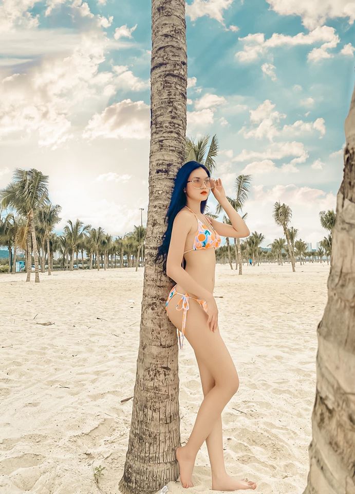 Nữ du khách với bikini hút mắt ở bãi biển Bãi cháy