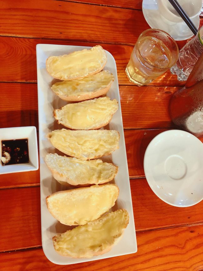 Bánh mì phô mai phục vụ chậm tại nhà hàng Phương Nam